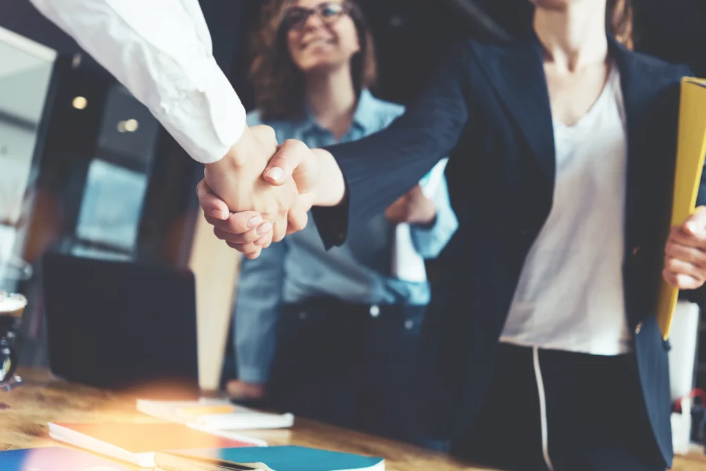 Arbeitnehmer verhandelt Abfindung mit Unterstützung eines Fachanwalts